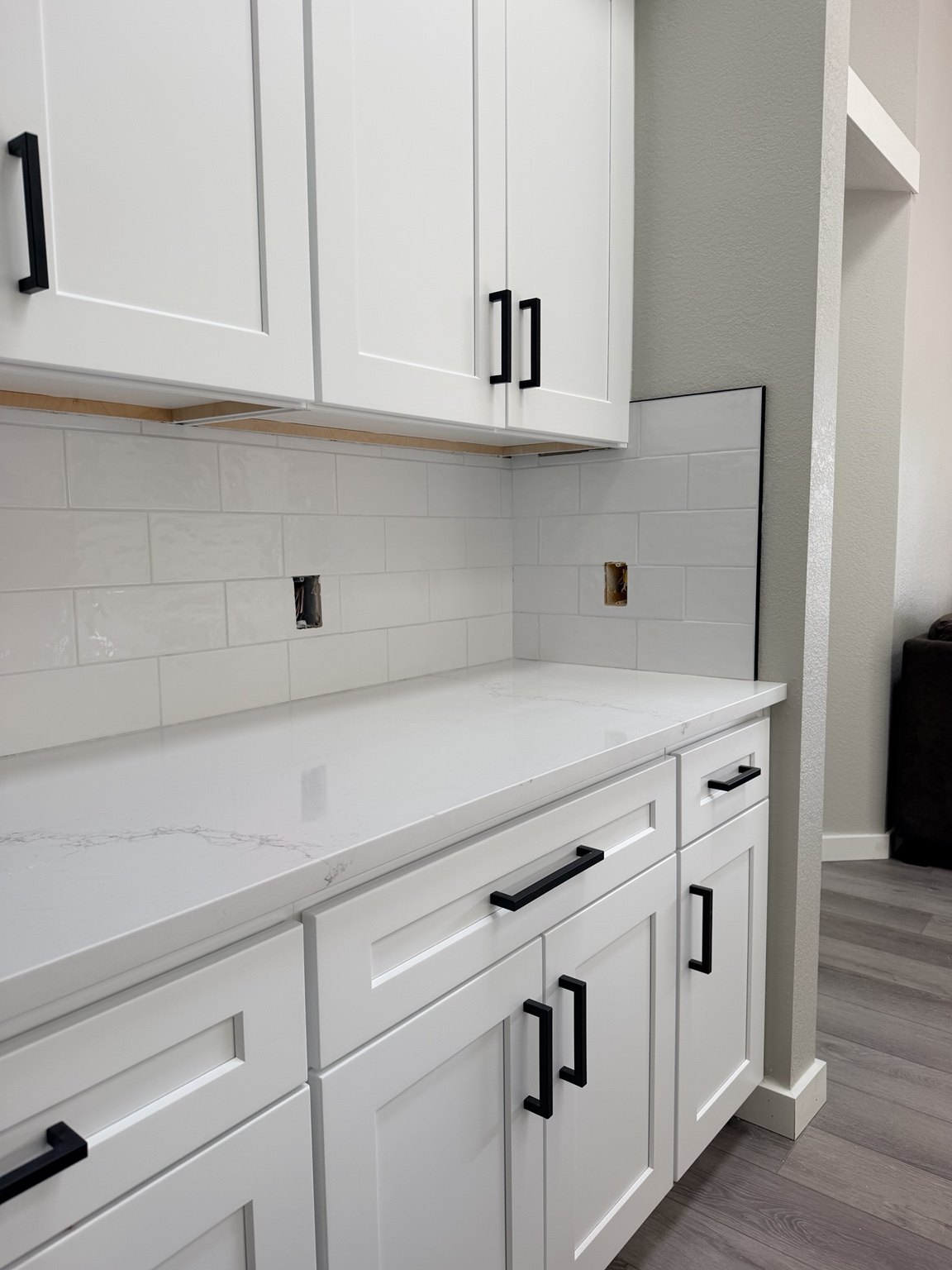 White kitchen cabinets and backsplash